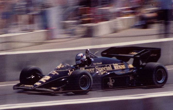 Nigel Mansell sprettir úr spori á Lotus á síðustu öld.