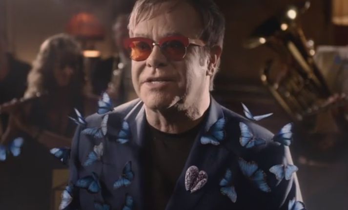 Elton John er á sínum stað.