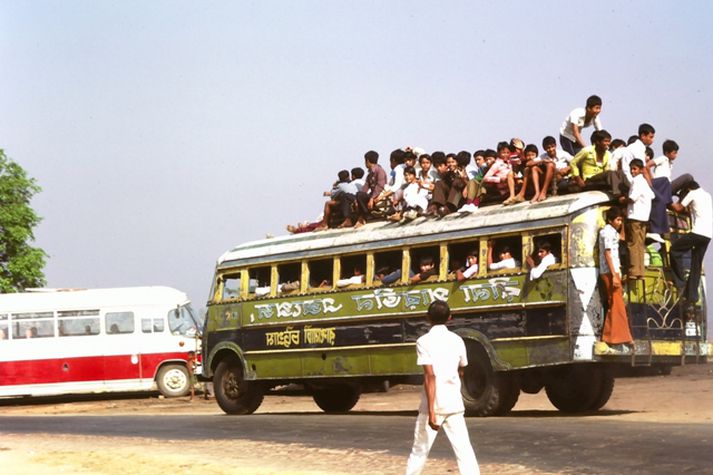 Ekki er vitað hversu margir voru um borð í rútunni, en rútur eru oft þéttsetnar í Bangladesh.