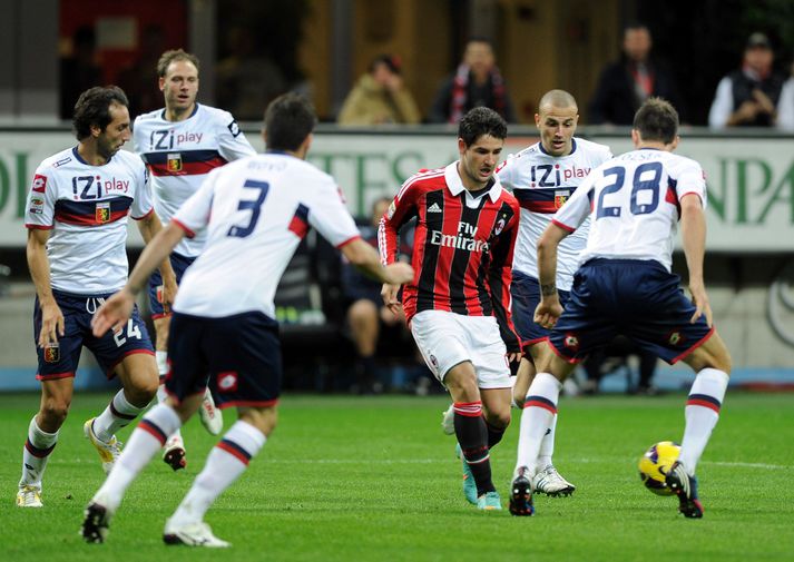 Pato lék með Milan í kvöld og hann er hér umkringdur varnarmönnum Genoa.