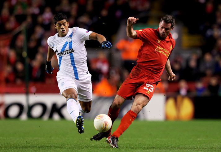 Carragher er hér að gefa boltann til Hulk sem þakkaði fyrir sig með því að skora markið mikilvæga.