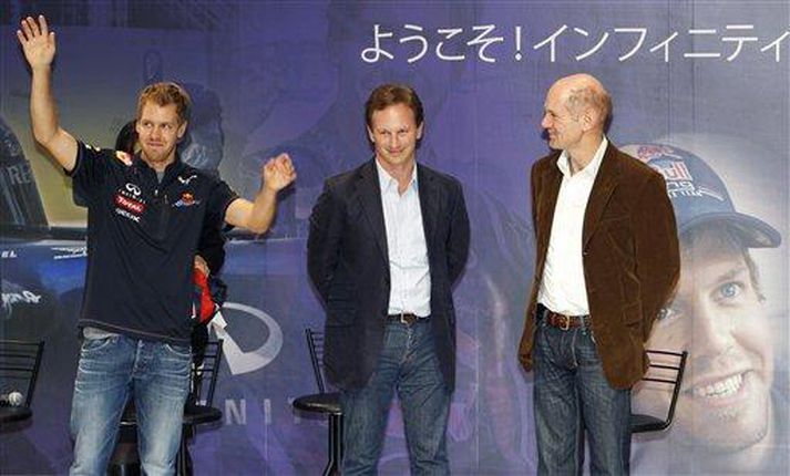 Sebastian Vettel, Chrstian Horner og Adrian Newey heimsóttu höfuðstöðvar Nissan bílaframleiðandans í Japan, daginn eftir að Vettel tryggði sér meistaratitil ökumanna.