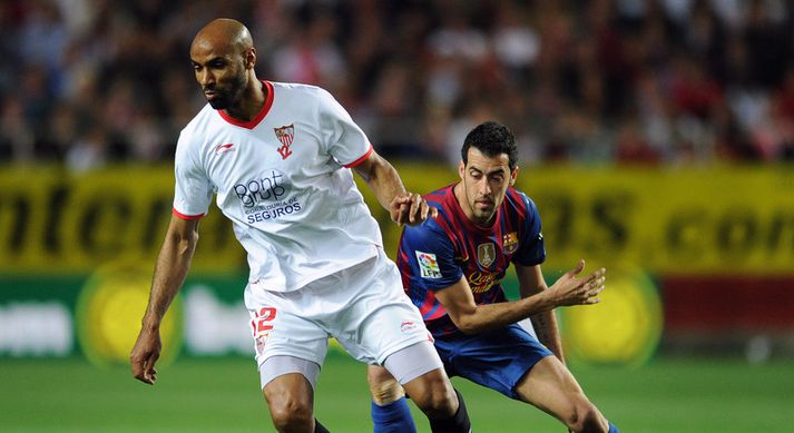 Kanoute í baráttu við Sergio Busquets í leik Sevilla og Barcelona á liðinni leiktíð.