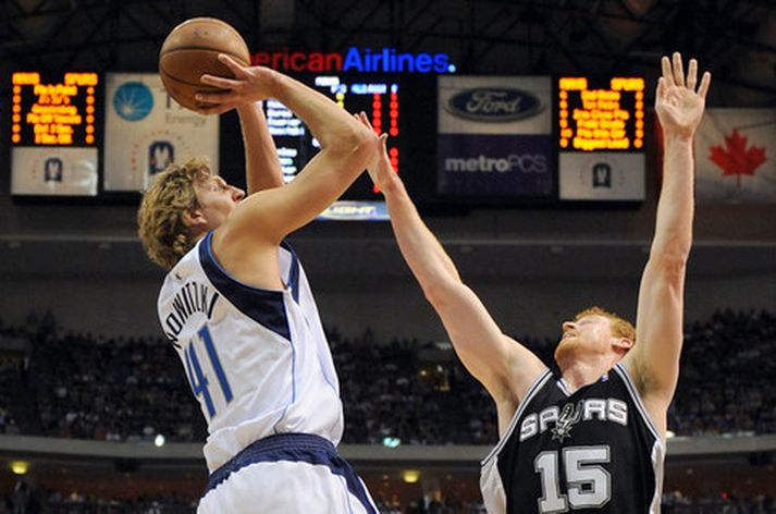 San Antonio átti ekki möguleika í Dirk Nowitzky og félaga í nótt.