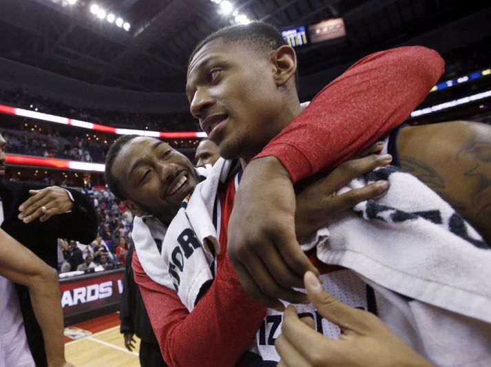 John Wall og Bradley Beal fagna í nótt.