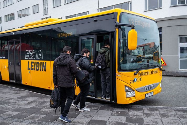 Hægt er að nota síma eða kort til að greiða snertilaust fyrir eitt fargjald.