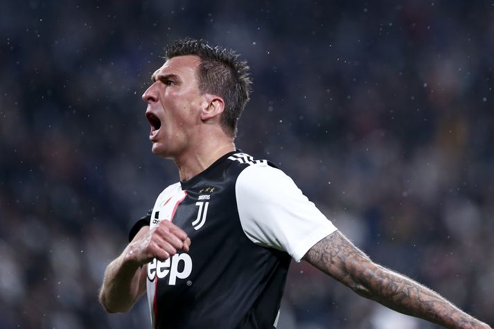 Mandzukic fagnar marki í leik með Juventus.