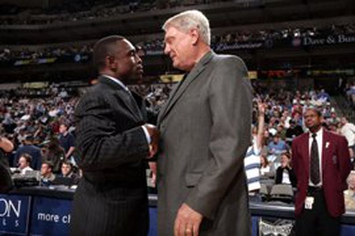 Avery Johnson og Don Nelson voru áður samstarfsfélagar hjá Dallas, en í nótt stýrði gamli refurinn Nelson liði sínu til sigurs á Dallas eftir að Johnson var vikið af velli fyrir að láta dómara heyra það