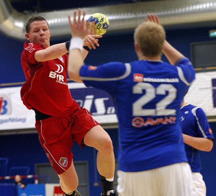 Einar Örn Jónsson undirbýr skot að marki í leiknum í kvöld.