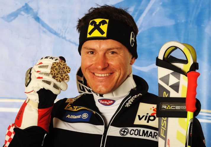 Króatinn Ivica Kostelic hefur nú þegar tryggt sér sigur í samanlögðum árangri á heimsbikarmótunum í alpagreinum á skíðum þrátt fyrir að fimm mót séu enn eftir á keppnistímabilinu.