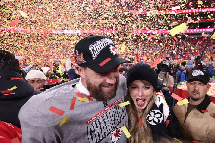 Travis Kelce fagnar sigri Kansas City Chiefs í nótt með kærustu sinni Taylor Swift.