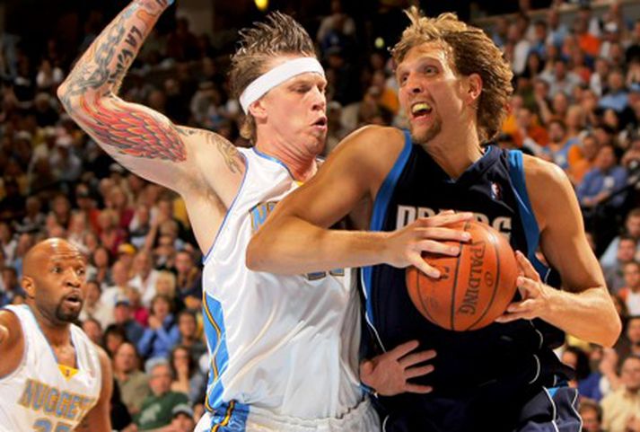 Dirk Nowitzki var stigahæsti maður vallarins með 28 stig. Hann keyrir hér framhjá hinum skrautlega Chris Andersen hjá Denver, sem varði 6 skot í leiknum.