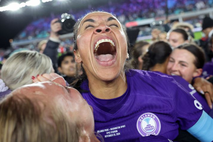 Marta fagnaði vel þegar hún varð bandarískur meistari Orlando Pride í nóvember síðastliðnum.