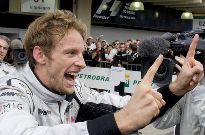 Jenson Button fagnar heimsmeistaratitlinum í dag.