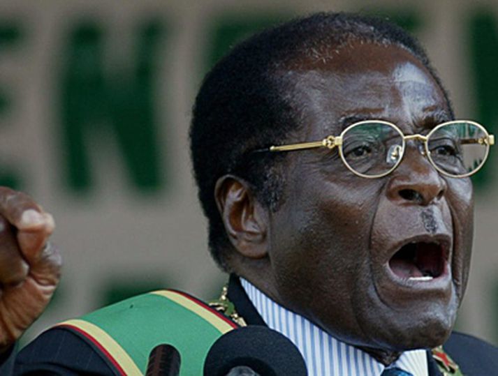 Robert Mugabe flytur ræðu á þjóðhátíðardegi Simbabve 18. apríl síðastliðinn.