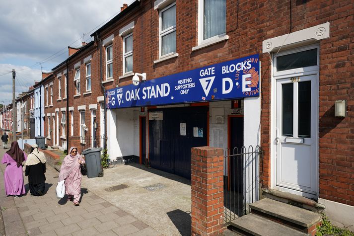 Inngangurinn frægi inn í stúku gestanna á Kenilworth Road, sem er heimavöllur Luton Town.