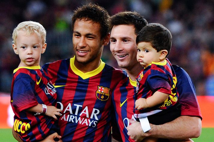 Lionel Messi og Neymar með syni sína fyrir leikinn, Davi Lucca (Neymar) og Thiago (Messi).