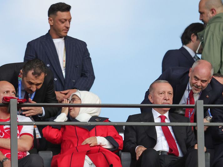 Özil og Erdogan sjást hér saman á leik Hollands og Tyrklands í 8-liða úrslitum Evrópumótsins í Þýskalandi í sumar.