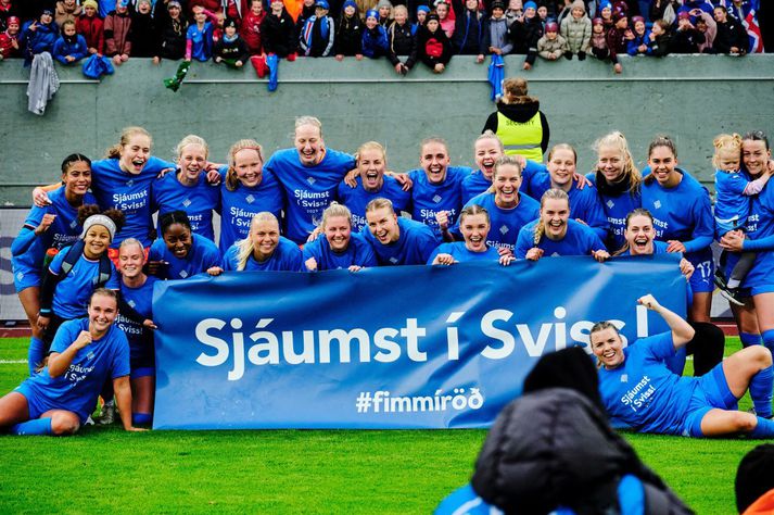 Íslenska kvennalandsliðið í fótbolta fagnar EM-sætinu eftir sigurinn frækna á Þýskalandi, 3-0, í sumar.