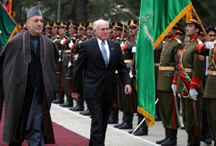 John Howard, forsætisráðherra Ástralíu, sést hér  með Hamit Karzai, forseta Afganistan.