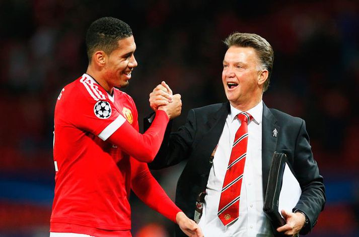 "Way to go, Mike." Van Gaal hrósar Smalling eftir leikinn í gær.