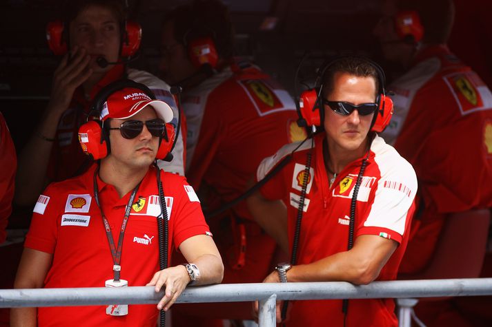 Felipe Massa og Michael Schumacher á mótsstað í Abu Dhabi.