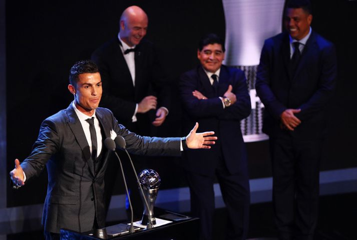 Cristiano Ronaldo tók við verðlaununum sem besti leikmaður heims að mati FIFA úr hendi Diegos Maradona.