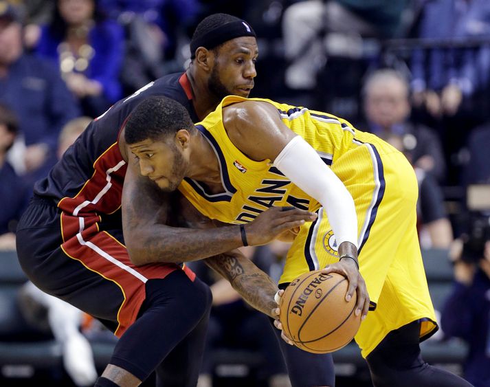 Paul George sækir hér að LeBron James í nótt.