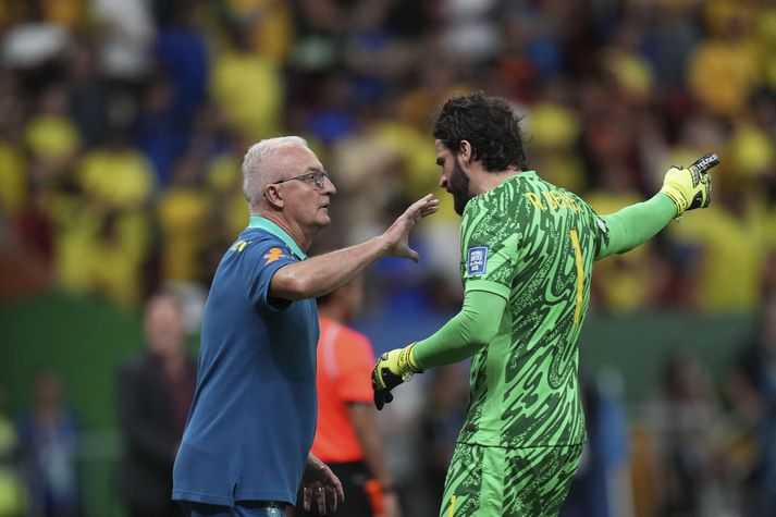 Alisson ræðir við Dorival Júnior, landsliðsþjálfara Brasilíu.