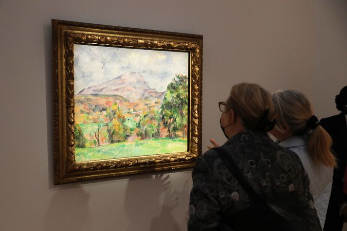 Ein af myndunum á uppboðinu í New York eftir franska málarann Paul Cezanne var metin á rúmar 120 milljónir dollara. 
