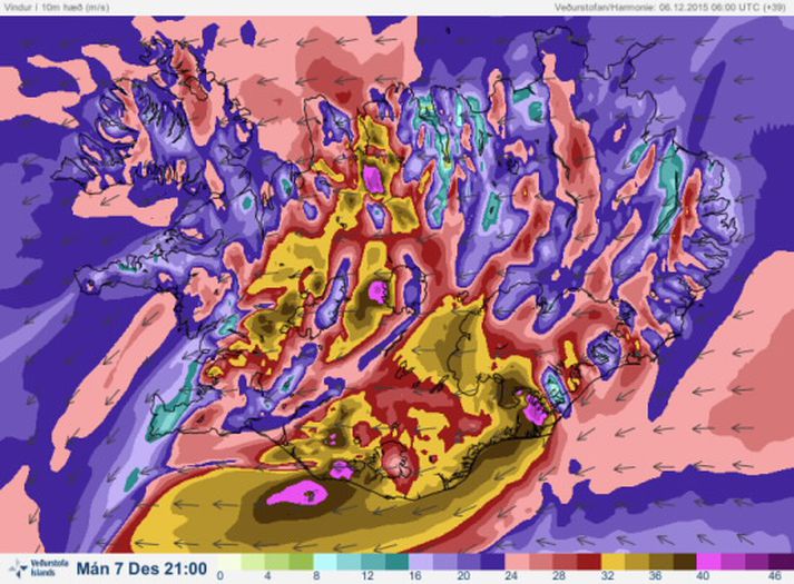 Spá fyrir meðalvindhraða kl. 21 mánudaginn 7. desember. Rauðir, gulbrúnir og bleikir litir tákna hættulegasta vindinn. Vindaspá þessi er reiknuð af Veðurstofu Íslands með Harmonie veðurlíkaninu.
