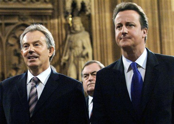 Blair, til vinstri, og David Cameron eftir ræðu Blairs í dag.