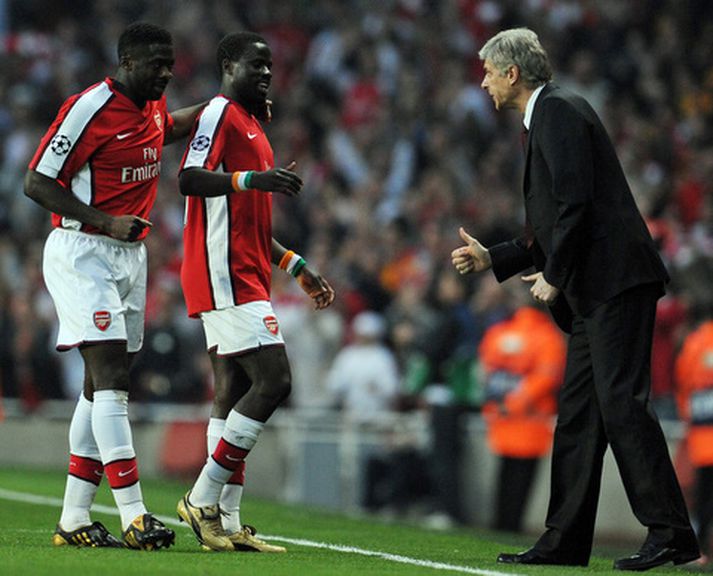 Arsene Wenger fagnar fyrsta marki Arsenal ásamt Kolo Toure og Emmanuel Eboue.