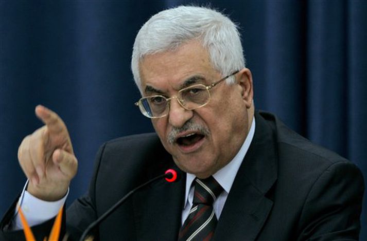 Mahmoud Abbas, forseti Palestínumanna, ræðir við fréttamenn í Ramallah á Vesturbakkanum í dag.