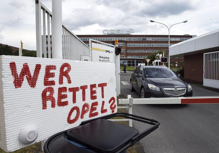 Við Opel-verksmiðjurnar  „Hver bjargar Opel?“ stendur við Opel-bílaverksmiðjurnar í Rüsselsheim í Þýskalandi.Fréttablaðið/AP