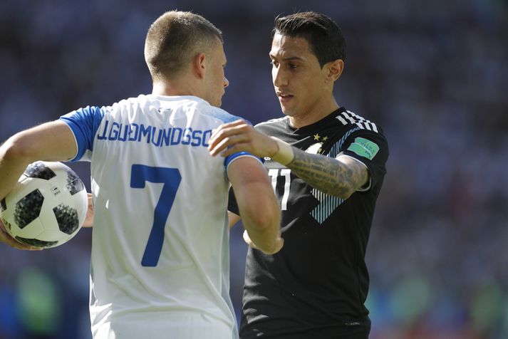 Angel di Maria vill hér fá boltann frá Jóhanni Berg Guðmundssyni.