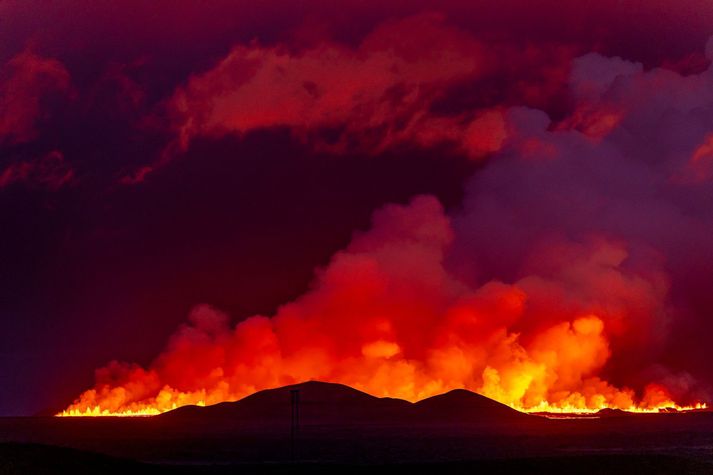 Brennisteinsdíoxíð úr gosmekkinum leggur yfir Voga en sömuleiðis reykur frá gróðureldum sem kviknuðu út frá eldgosinu á Sundhnúksgígaröðinni.