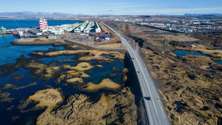 Álverið í Straumsvík. Óttarrstaðir eru vestan við Straumsvík.