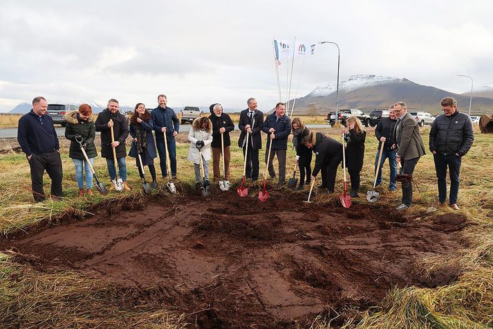 Skóflustunga að íbúðum Bjargs á Akranesi var tekin í síðasta mánuði. Um verður að ræða innflutt einingahús.