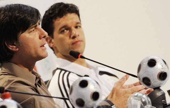 Joachim Löw og Micael Ballack á blaðamannafundi.