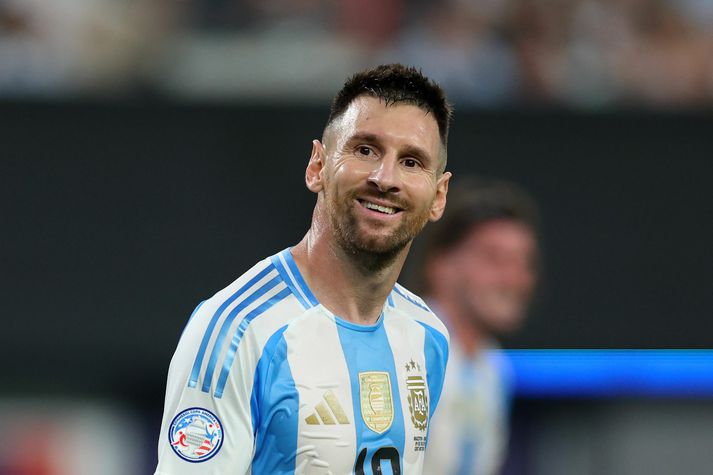 Lionel Messi stýrði skoti liðsfélaga síns í markið. Hann gæti unnið enn einn titilinn með argentínska landsliðinu.