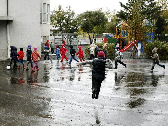 börn að leik Barnaverndarnefndir geta vel við unað samkvæmt niðurstöðum rannsóknar á trausti almennings til þeirra. fréttablaðið/anton