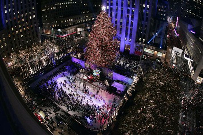 Það er jafnan mikið um dýrðir þegar kveikt er á jólatrénu við Rockefeller Center í New York.