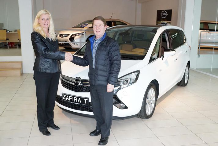 Erna Gísladóttir forstjóri BL og Benedikt Eyjólfsson eigandi Bílabúðar Benna handsala samning um framtíðarskipan Opel á Íslandi