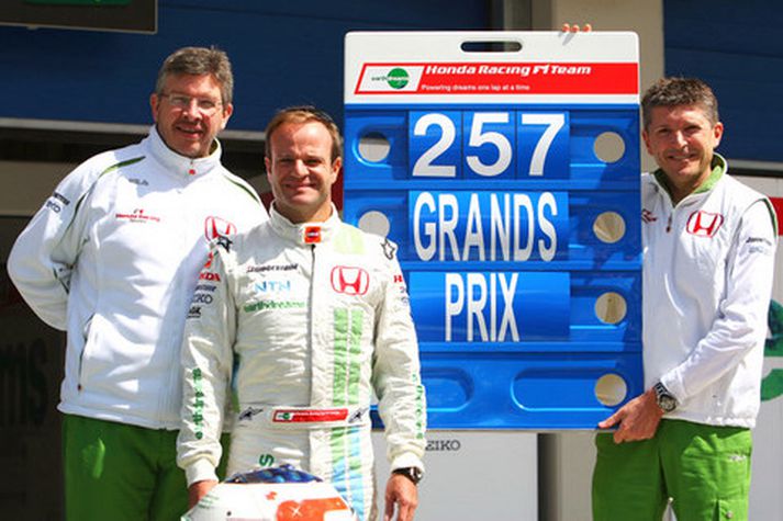 Rubens Barrichello fagnar áfanganum í dag ásamt Ross Brawn og Nick Fry.
