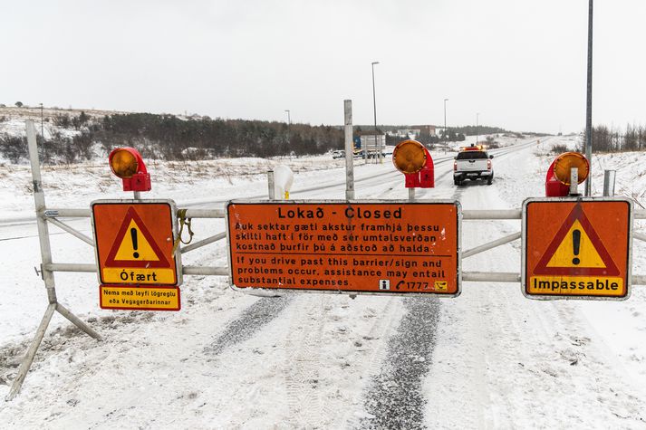 Suðurlandsvegi var lokað í dag vegna veðurs.