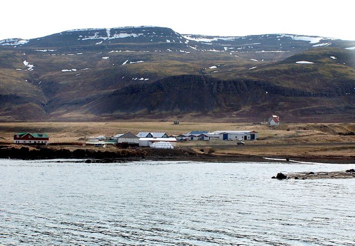 Skriðurnar féllu milli Miðhlíðar Ytri og Innri-Múla á Barðaströnd. Myndin er af Brjánslæk.