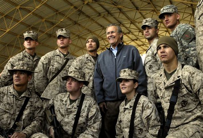 Donald Rumsfeld, fráfarandi varnarmálaráðherra Bandaríkjanna, ásamt bandarískum hermönnum í Anbar-héraði í Írak í gær.