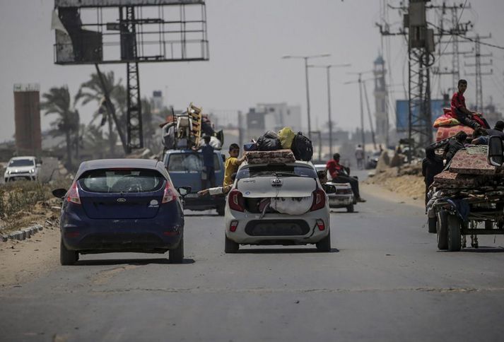 Palestínumenn á flótta eftir að fyrirskipun um brottflutning var gefin út um Al Maghazi flóttamannabúðirnar.