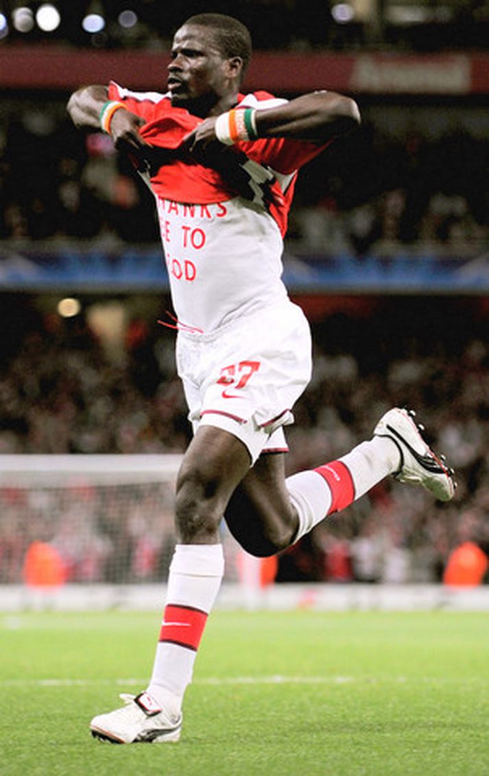 Emmanuel Eboue fagnar marki sínu í kvöld.